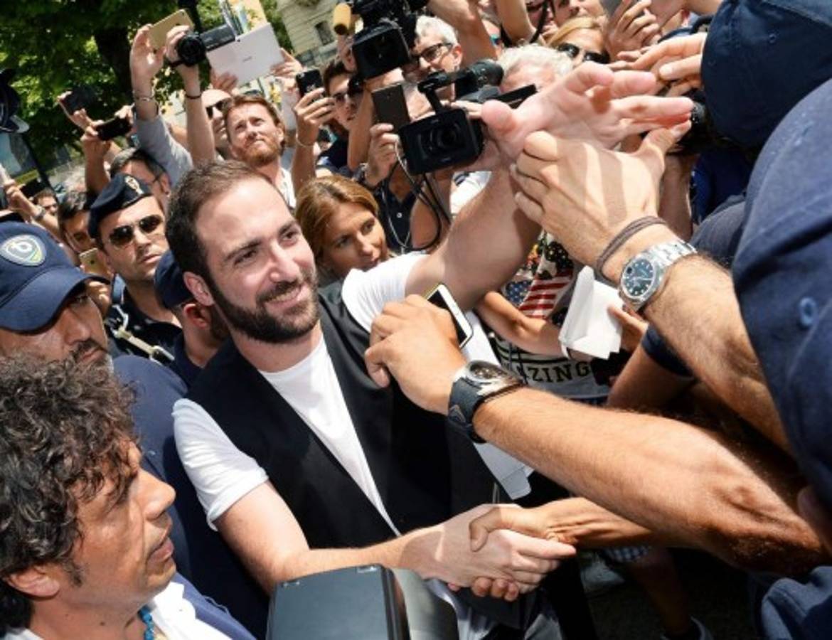 Fotos: Gonzalo Higuaín, recibido como una celebridad en Turín