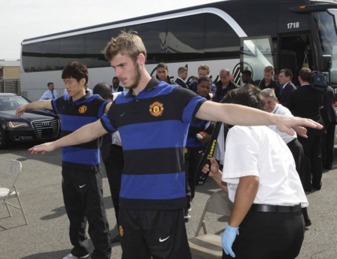 Descubren a arquero del Manchester United robando una dona