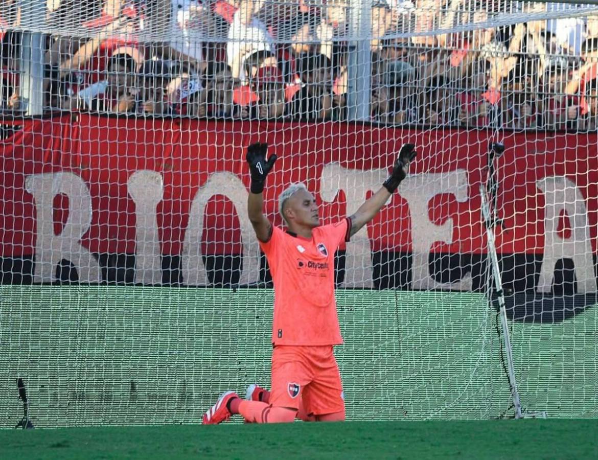 Keylor Navas se lució en su debut con Newell’s en Argentina: recibió premio y espectacular postal con la afición