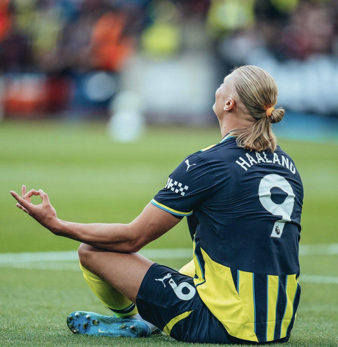 Haaland marcó tres goles y así festejó uno de ellos.