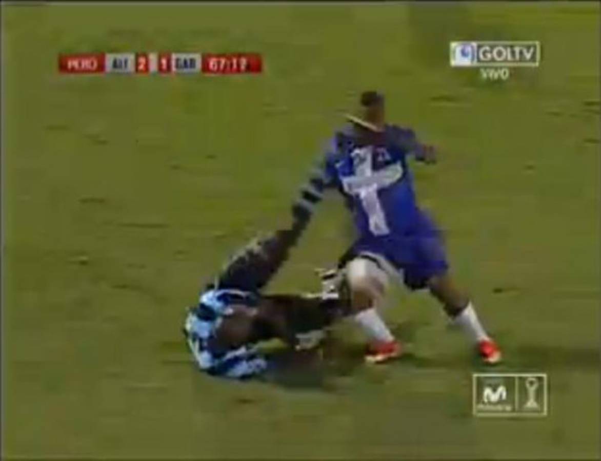 VIDEO: Brutal patada al rostro y sólo recibe amarilla