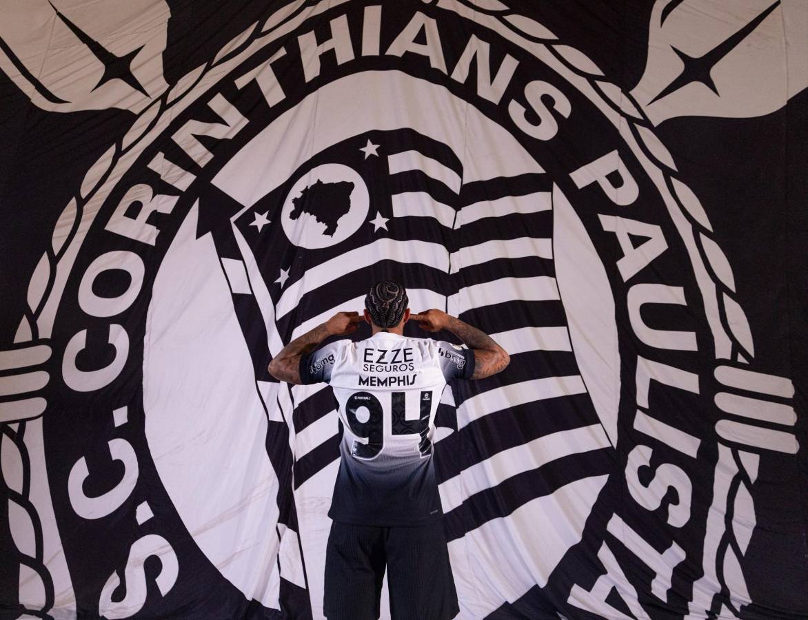 Llegó en helicóptero, su dorsal y locura de los hinchas: Así fue la presentación de Memphis Depay con el Corinthians de Brasil