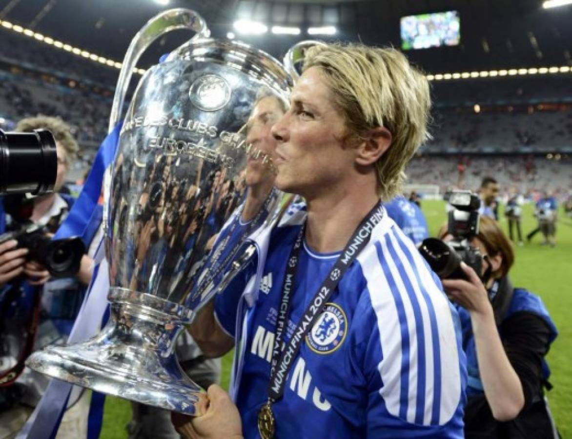 Fernando Torres of Chelsea holds the UEFA Champions League trophy after his team's final soccer match against Bayern Munich at the Allianz Arena in Munich, May 19, 2012. REUTERS/Dylan Martinez (GERMANY - Tags: SPORT SOCCER)
