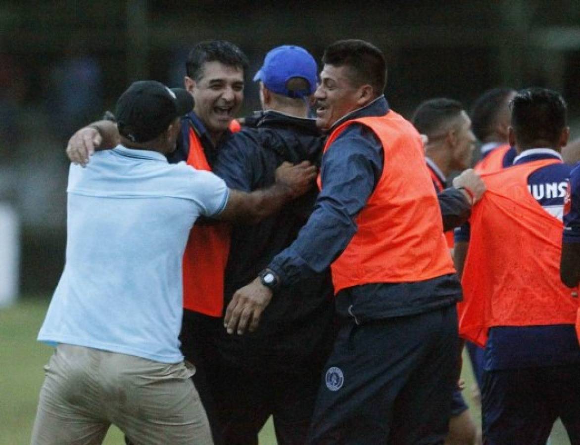 ¡Curiosas! El tacuazín que invadió la cancha y las 'garras' de Rubilio Castillo