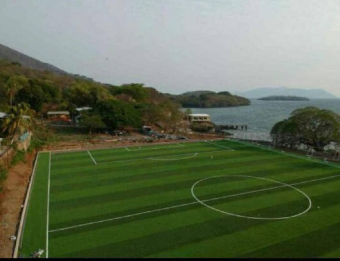 El hermoso campo de fútbol de grama sintética que hay ahora en Amapala, Valle