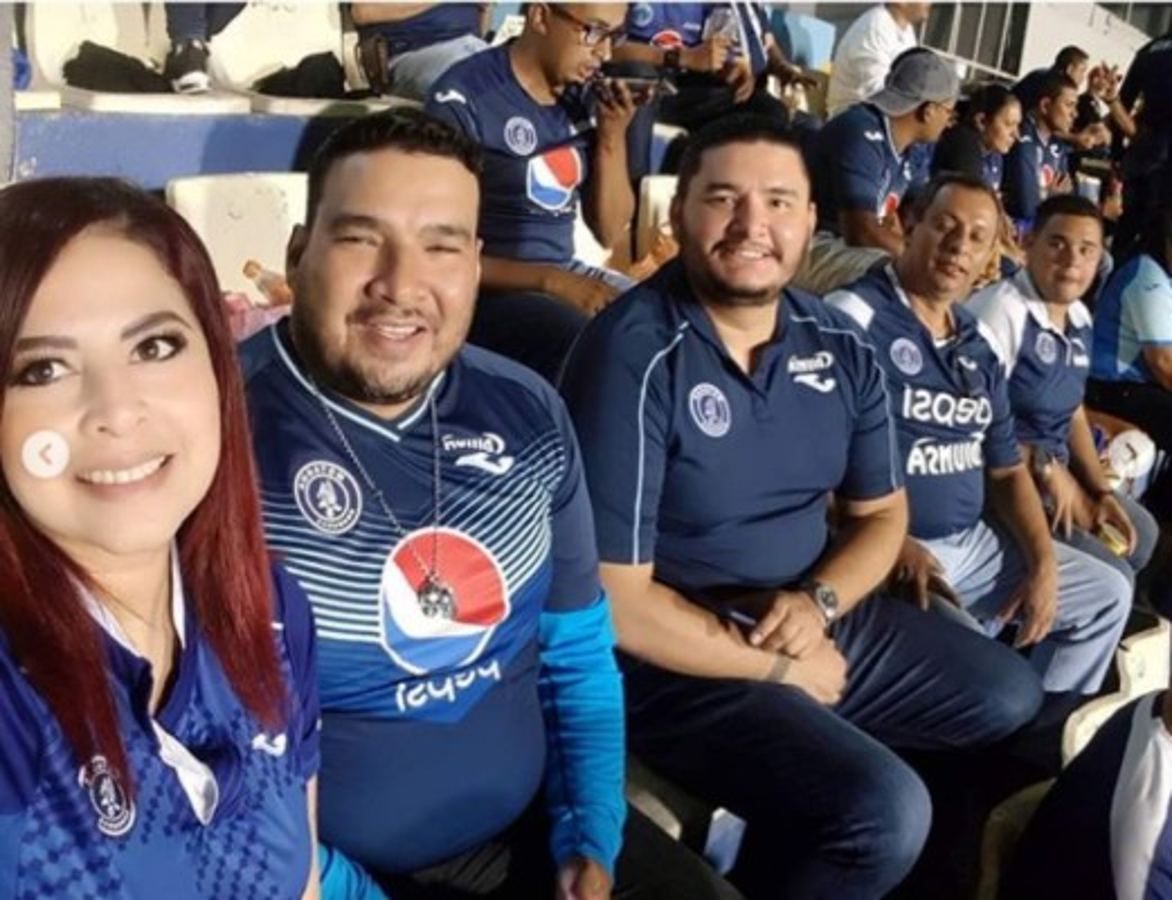 Presentadora que sufrió lesión tras avalancha en la final Motagua-Saprissa deja el hospital