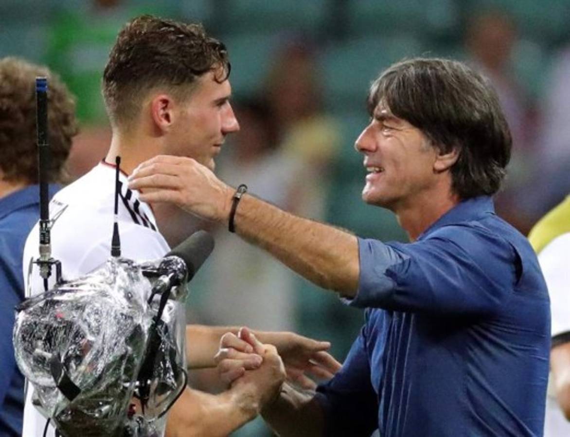 NO SE VIO POR TV: ¿Qué hacía Löw y qué le dijo Marco Fabián? El abrazo de 'Memo' Ochoa