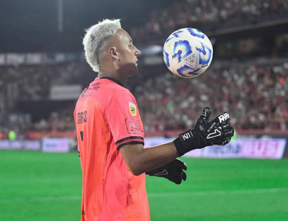 Keylor Navas se lució en su debut con Newell’s en Argentina: recibió premio y espectacular postal con la afición