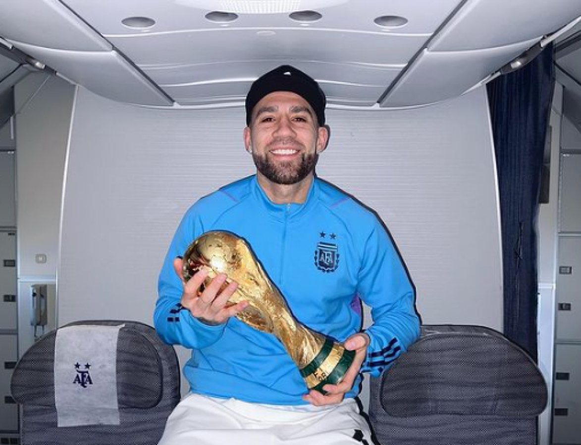 Lo que se vive dentro del avión: así viajan los jugadores de Argentina de vuelta a su país con la Copa del Mundo tras vencer a Francia