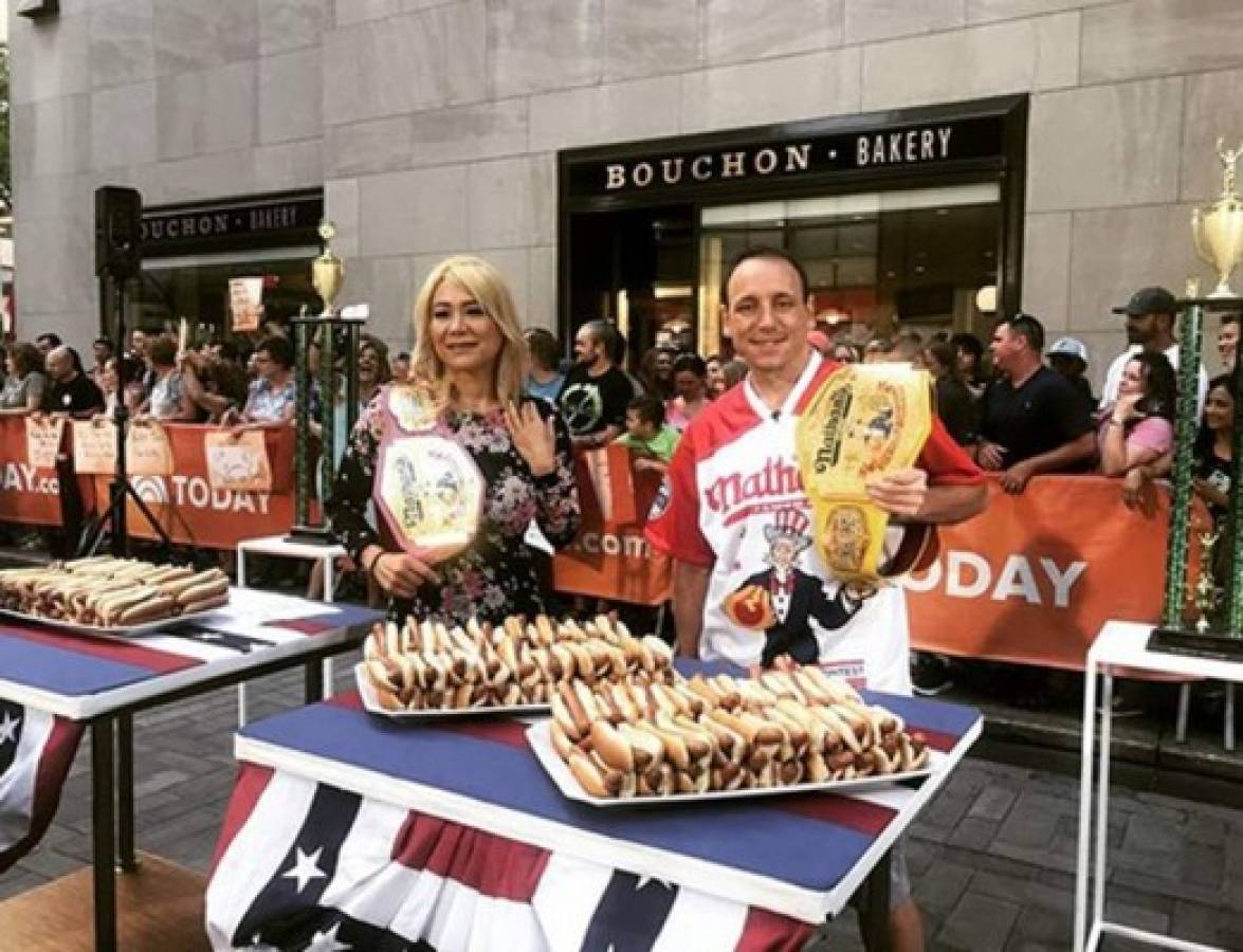 Se devoró 48 en 10 minutos: ¿Quién es? la mujer con el récord mundial de más hot dogs comidos  