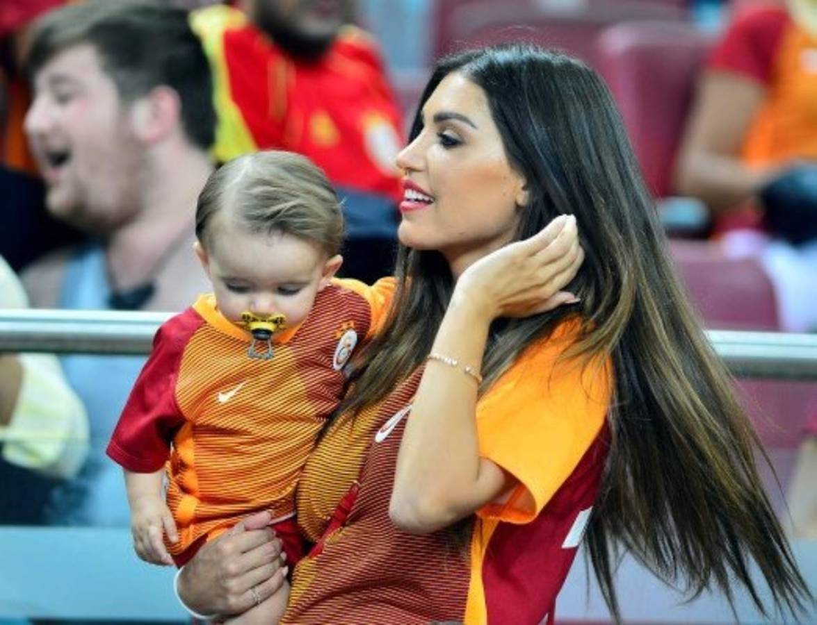 ¡Un bombón! Yolanthe Cabau, la presentadora que le robo el corazón a Wesley Sneijder