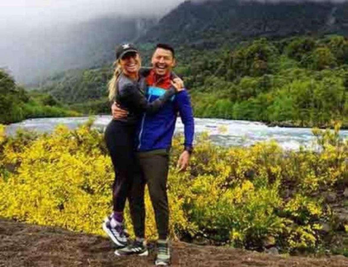 El mediocampista Roger Espinoza anuncia compromiso matrimonial con guapa futbolista en EUA
