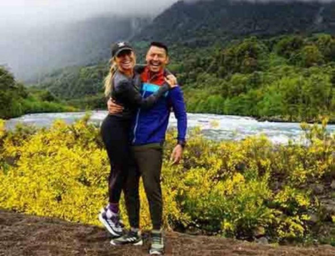 El mediocampista Roger Espinoza anuncia compromiso matrimonial con guapa futbolista en EUA