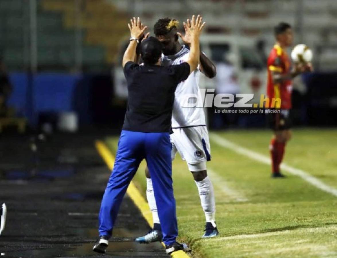 En fotos: Así vivió Pedro Troglio su primer juego dirigiendo al Olimpia