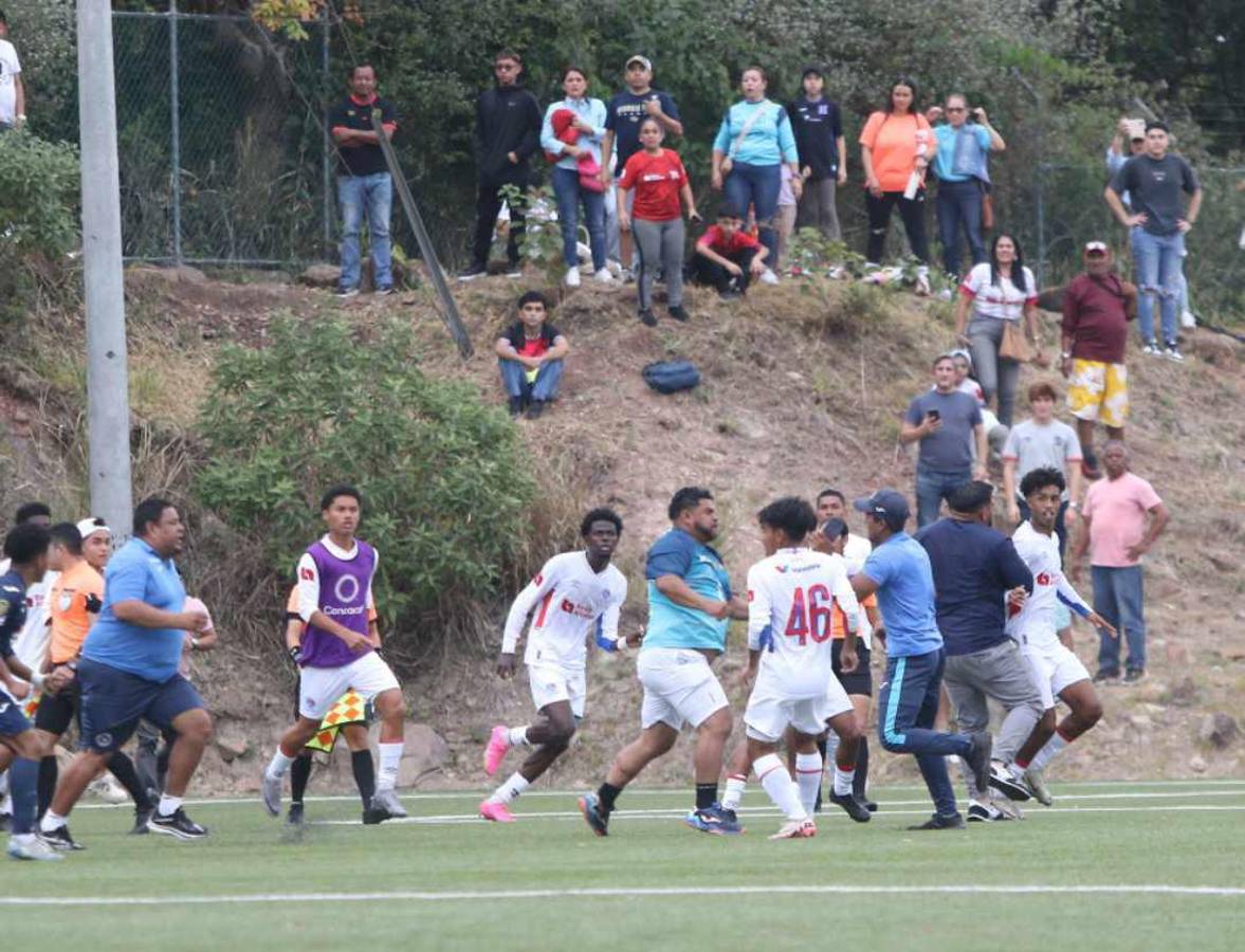 Enfrentamiento a puño limpio: Familiares y jugadores terminan la final de reservas entre Olimpia y Motagua entre golpes