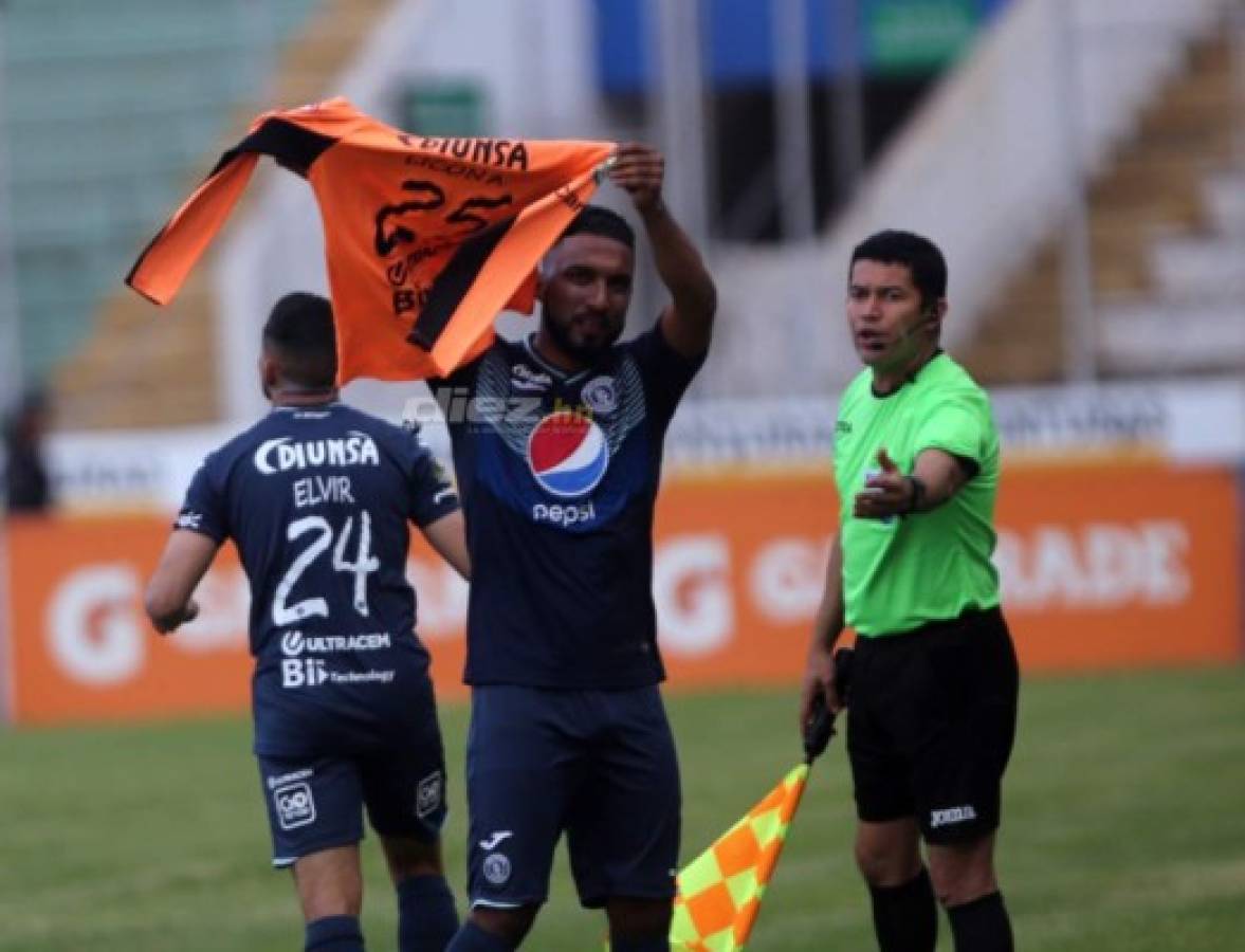 El beso de Moreira, hermosa novia de jugador del Platense y 'Firulais' fue protagonista