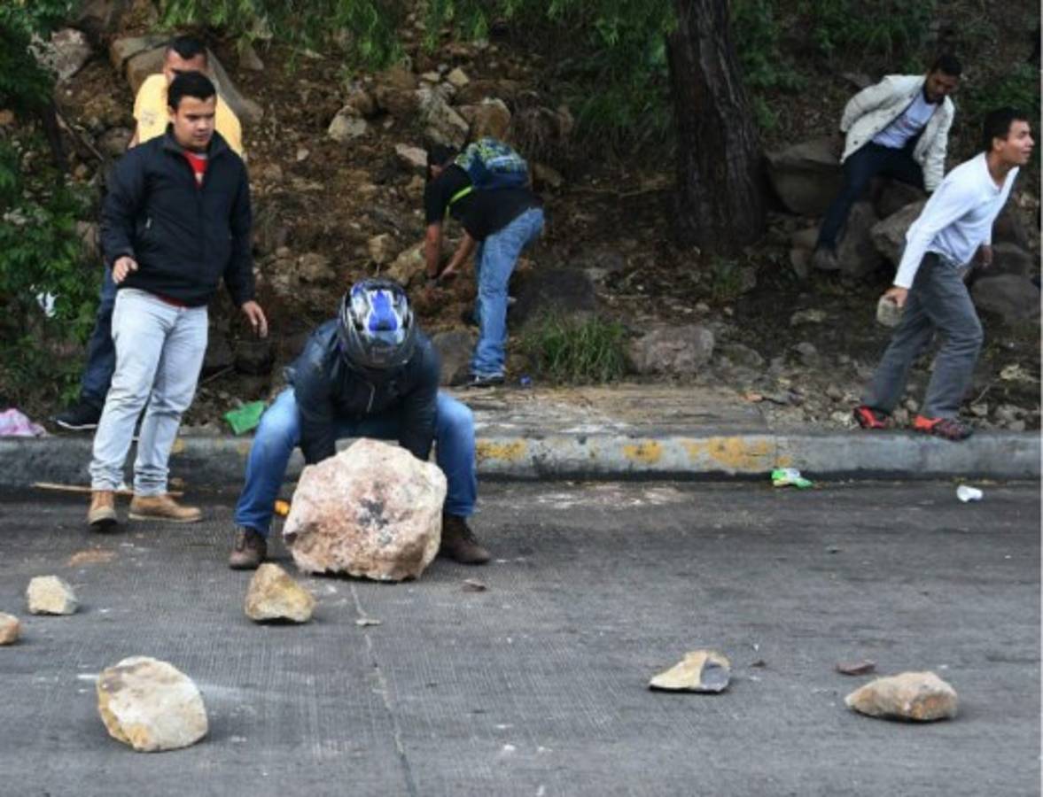 EN FOTOS: Carreteras tomadas y autos incendiados, así está Honduras este viernes