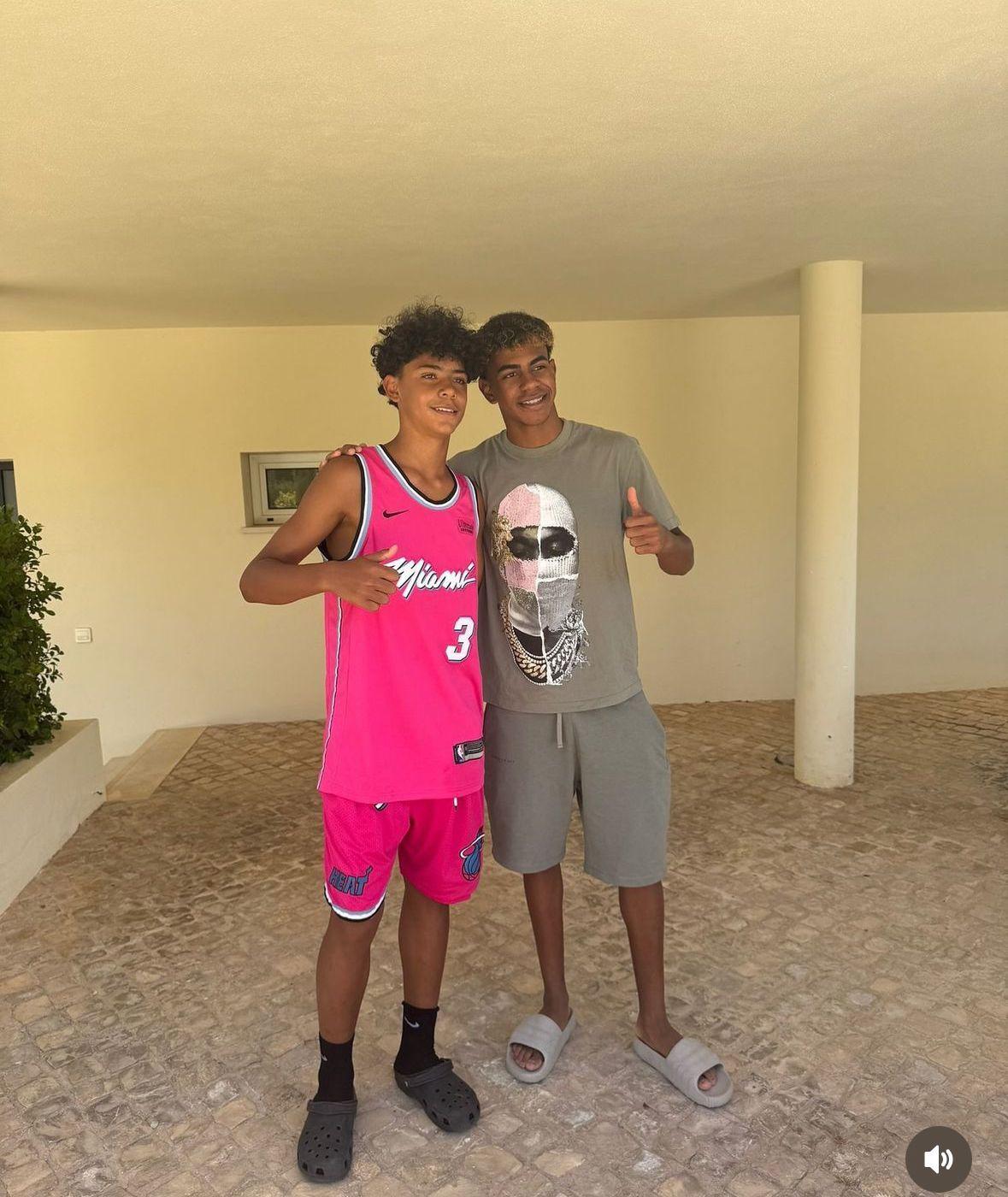 Cristiano Ronaldo Jr y Lamine Yamal, las fotos inesperadas de ambos jugando y de vacaciones; comparan su físico y es viral