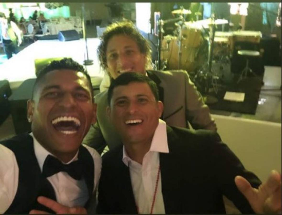Las nuevas fotos que no has visto de la lujosa boda de Carlo Costly y Tita Torres
