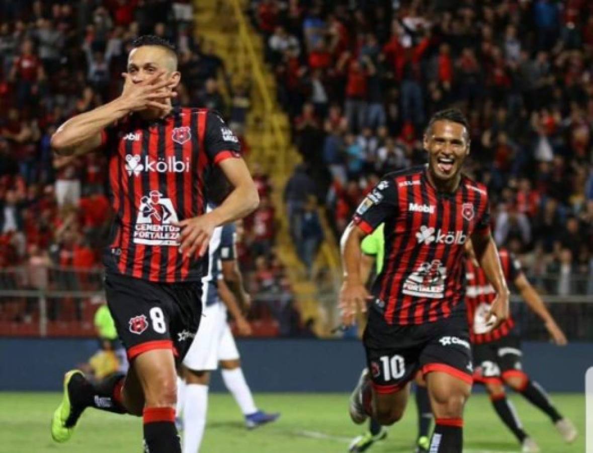 ¡Caos en el Morera Soto! Aficionados enardecidos se meten a la cancha a increpar a los jugadores del Alajuelense