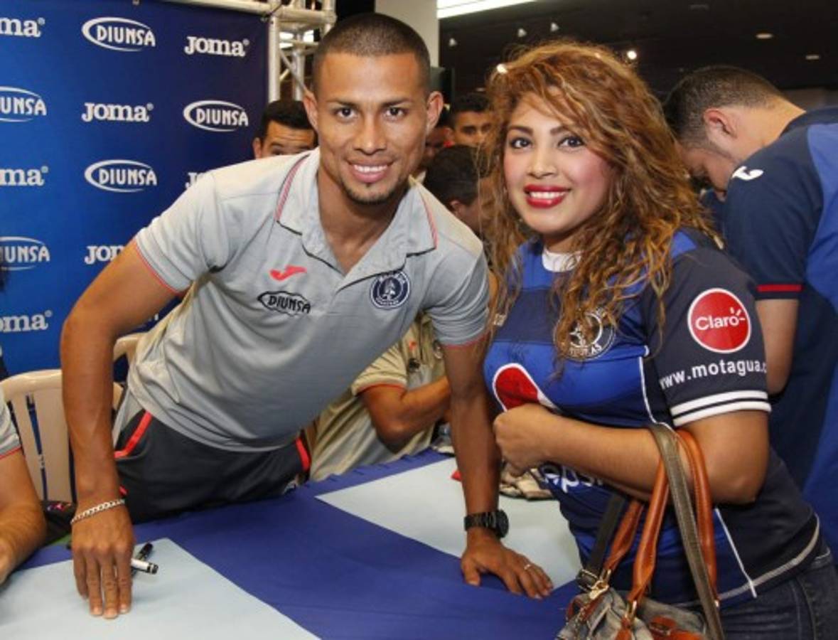 Aficionados abarrotaron llegada de Motagua a San Pedro Sula