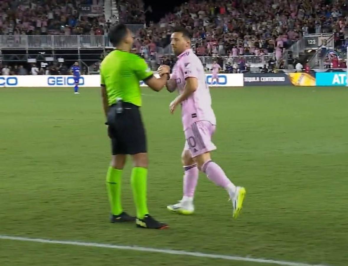 Así fue el debut de Messi con el Inter Miami ante Cruz Azul: Abrazo con una leyenda, el gesto del capitán y golazo de tiro libre