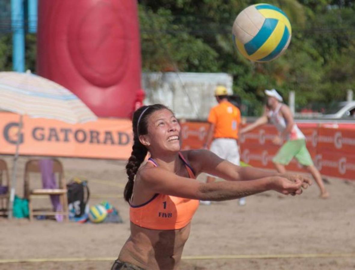 Las reinas del voleibol de playa en Puerto Cortés