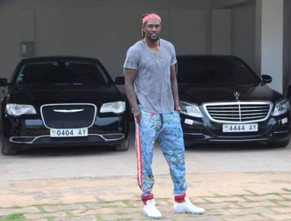 Hasta duerme con ellos: La increíble flota de autos de Emmanuel Adebayor