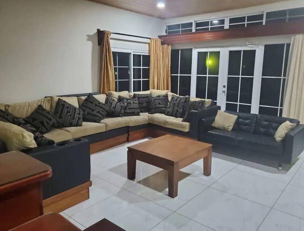 La amplia sala de estar con aire acondicionado en la casa del futbolista hondureño Alberth Elis.