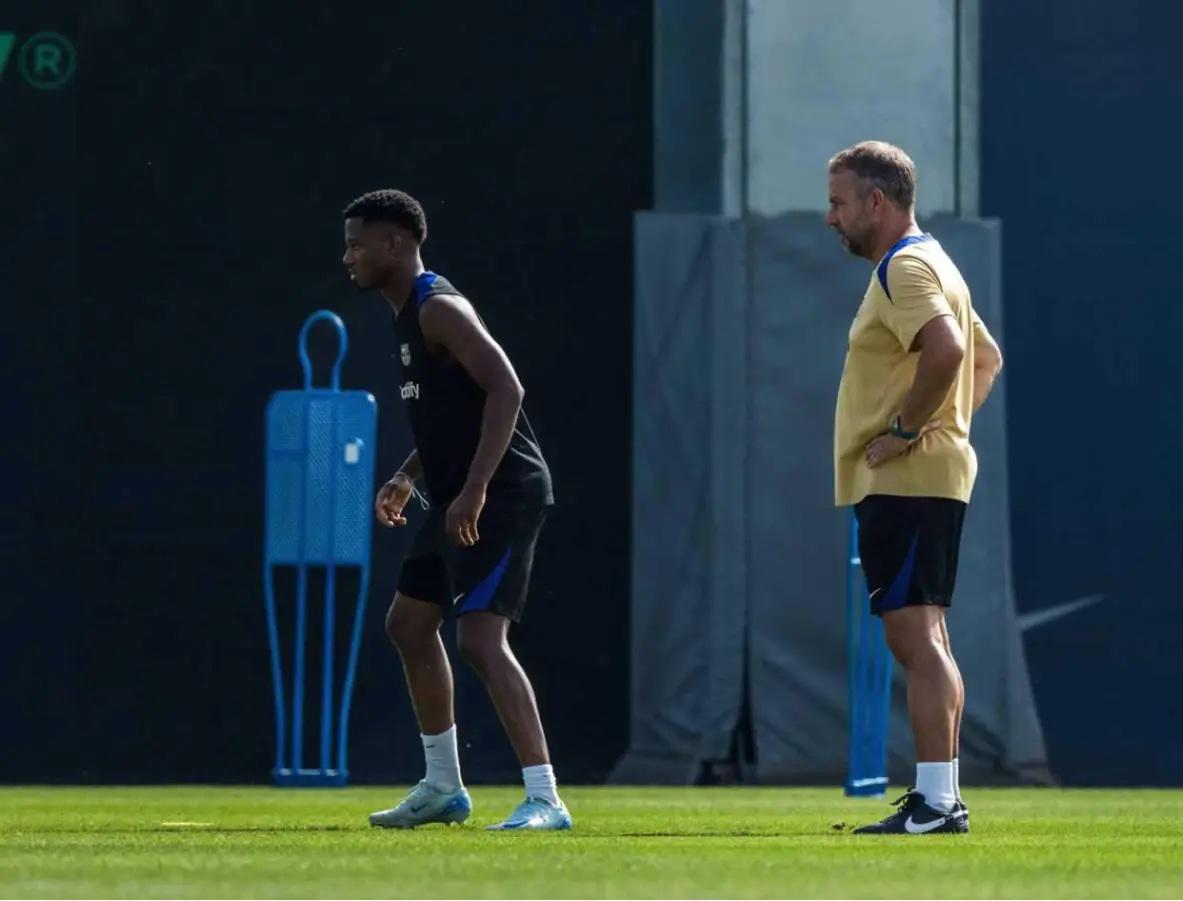 Hansi Flick pide que lo regalen o venda: el jugador que no quiere ni ver en Barcelona y el club toma decisión