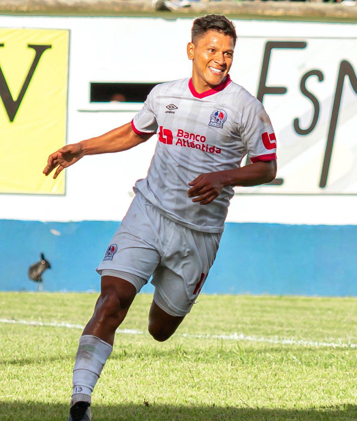 Los 15 jugadores que darán de qué hablar en el mercado de fichajes 2024... ¿A quiénes ficharán Motagua y Olimpia?