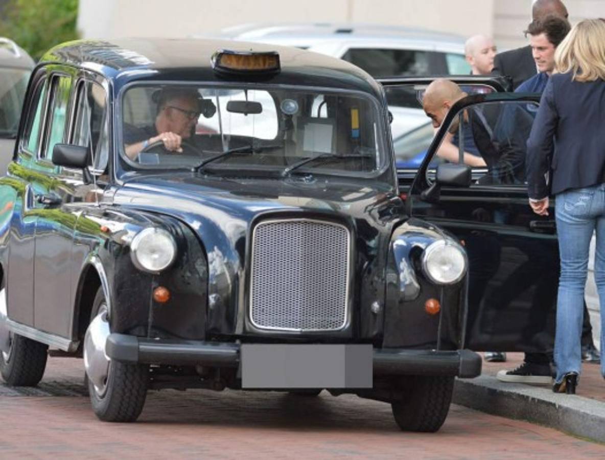 Fotos: El primer día de Guardiola en Manchester, llegó en taxi a la presentación