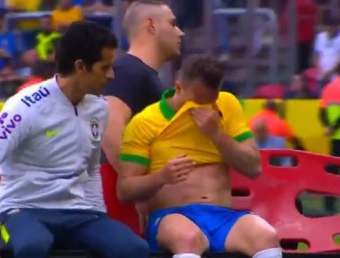 FOTOS: Así salió llorando Arthur luego que Romell Quioto lo lesionara en el Brasil-Honduras