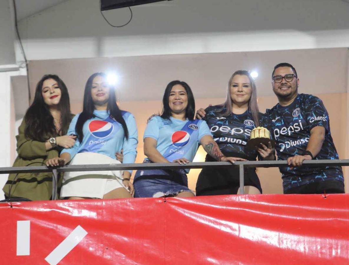 ¿Quién era la chica de rojo? La sangre se hizo presente en la cancha, las preciosas chicas de Motagua y ¿quién comía tajaditas?