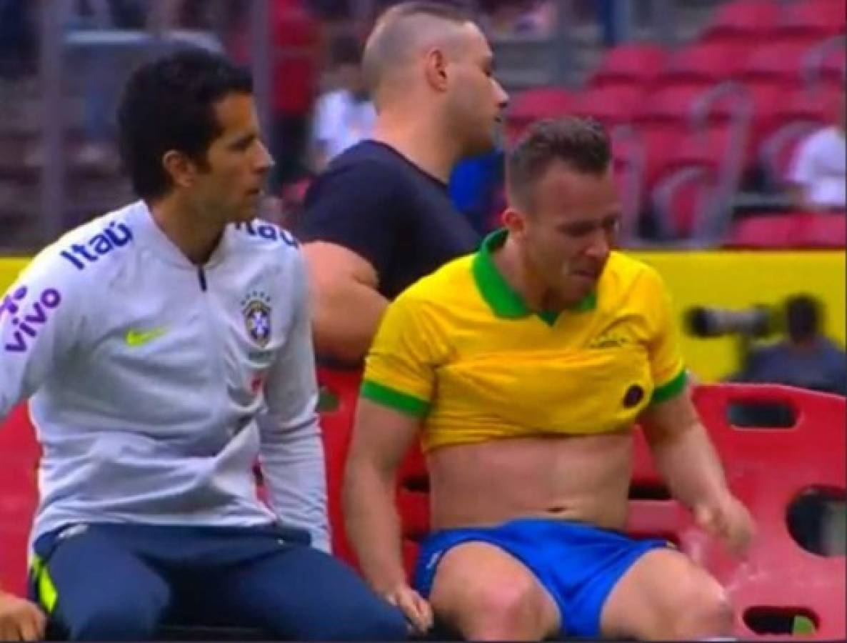 FOTOS: Así salió llorando Arthur luego que Romell Quioto lo lesionara en el Brasil-Honduras