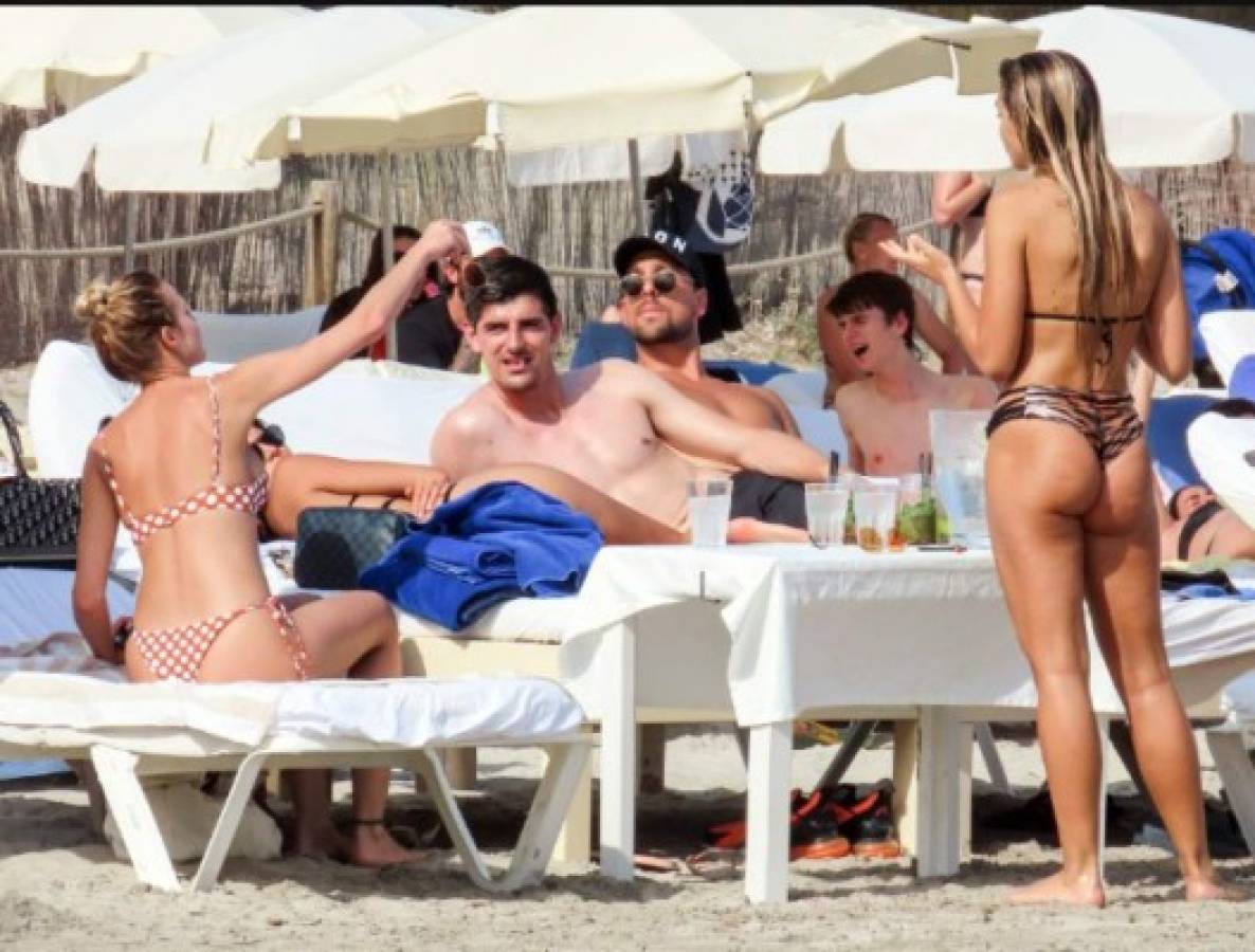 ¡Pillado! Courtois fue captado de vacaciones en Ibiza con dos infartantes mujeres