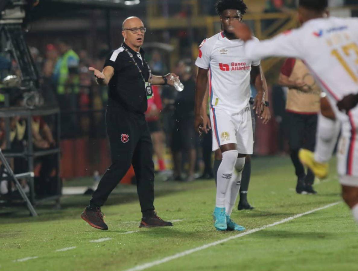 Fabián Coito reclama al árbitro una acción contra la Liga Deportiva Alajuelense. Foto: Álex Pérez.