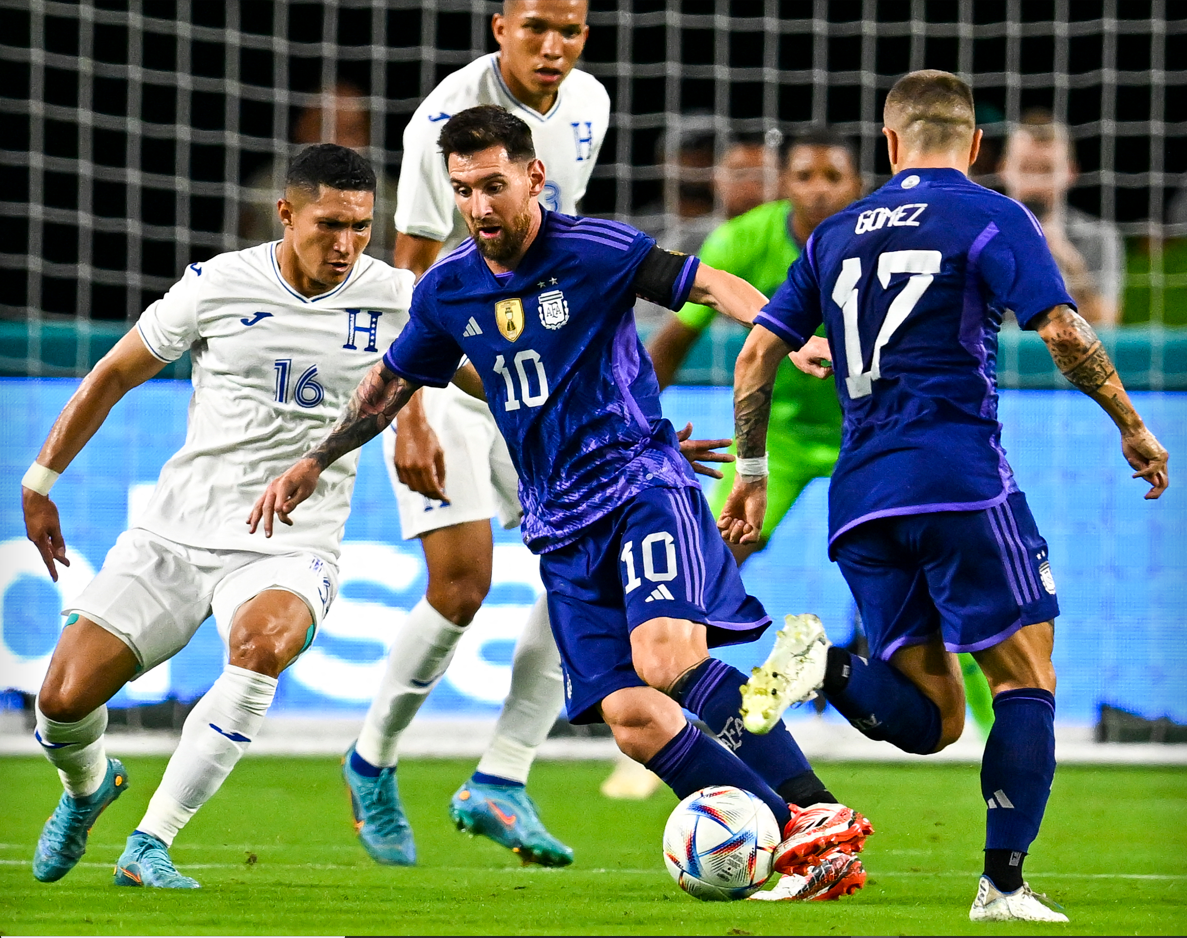 Héctor Castellanos sale custodiando en todas las fotografías a Lionel Messi cuando tiene el balón.