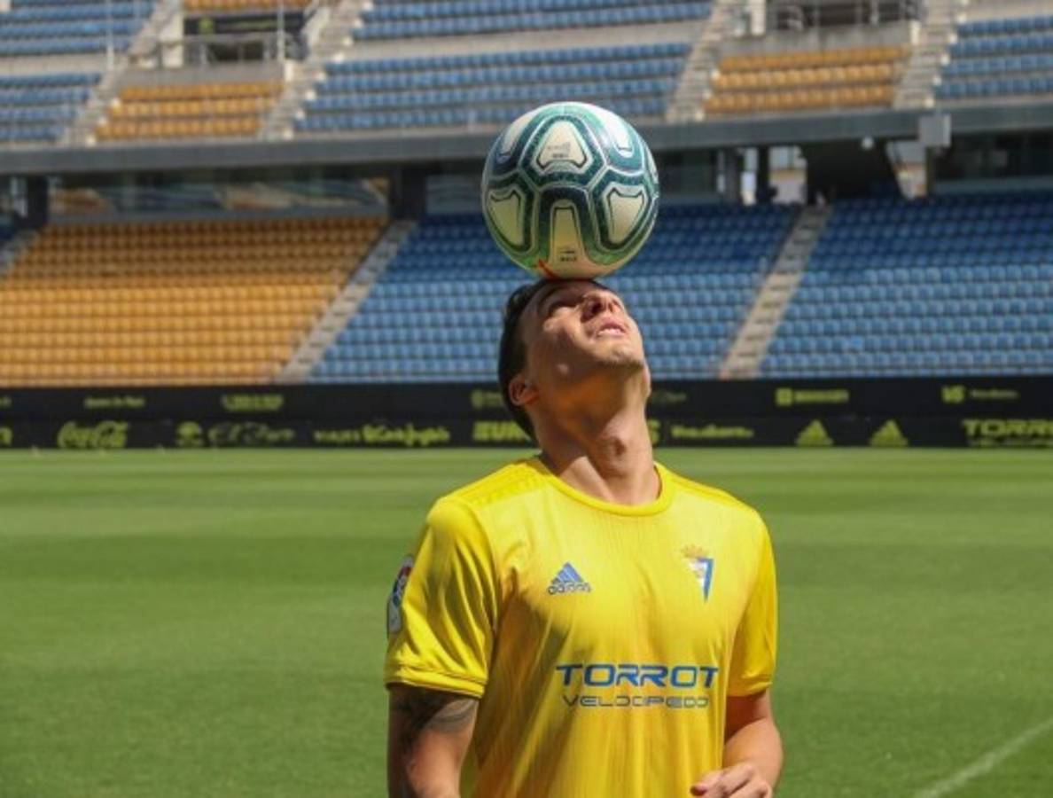 Con la '9' y gran dominio del balón: Así fue presentado el 'Choco' Lozano por el Cádiz de España