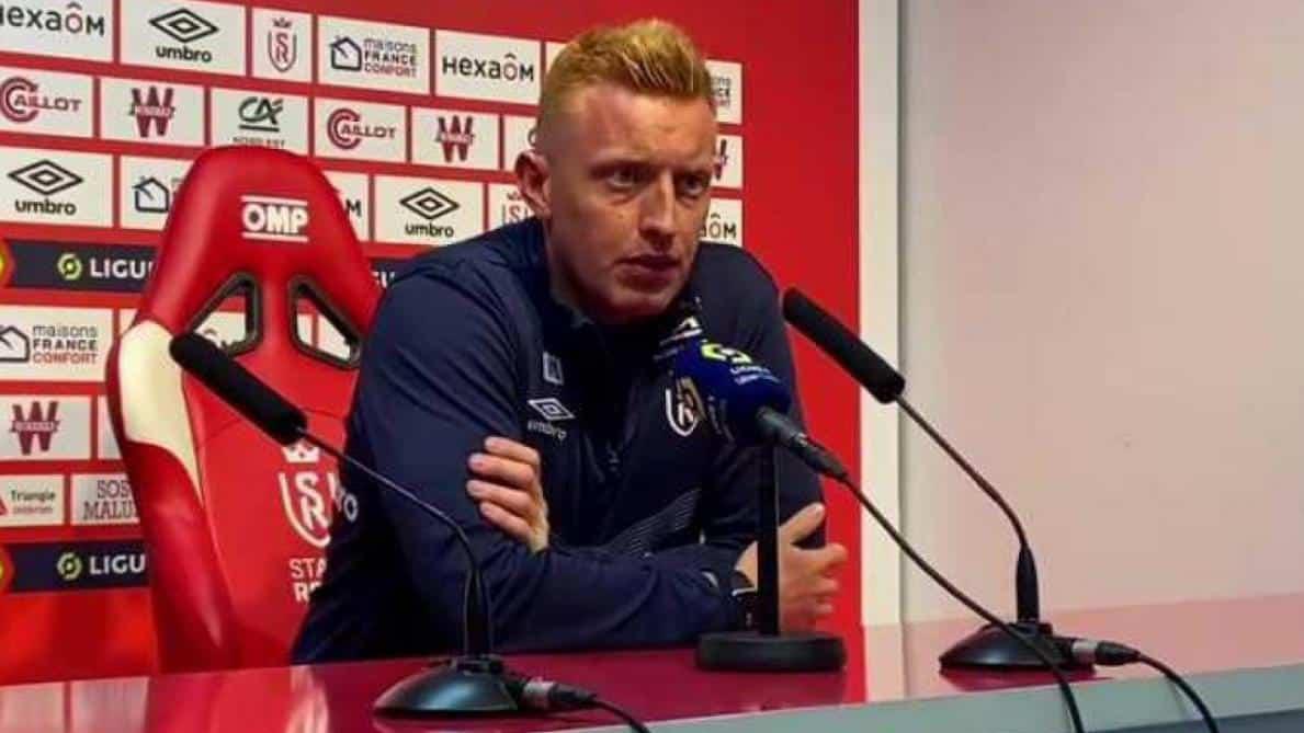 Aprendió a dirigir en el Football Manager, no tiene título de DT y la multa que debe pagar cada partido de la Ligue 1