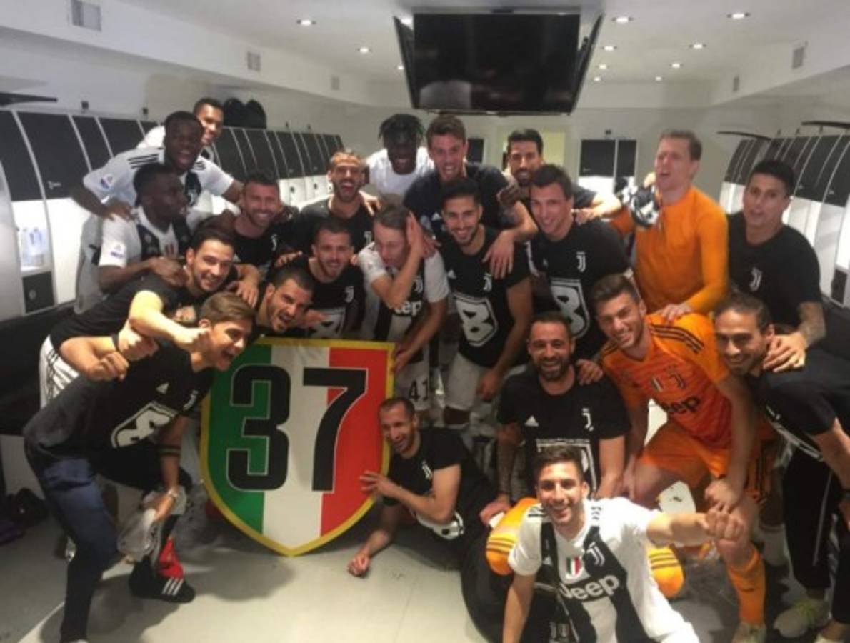 La manta, el nuevo gesto y la alegría de Cristiano tras coronarse con la Juventus en Italia   