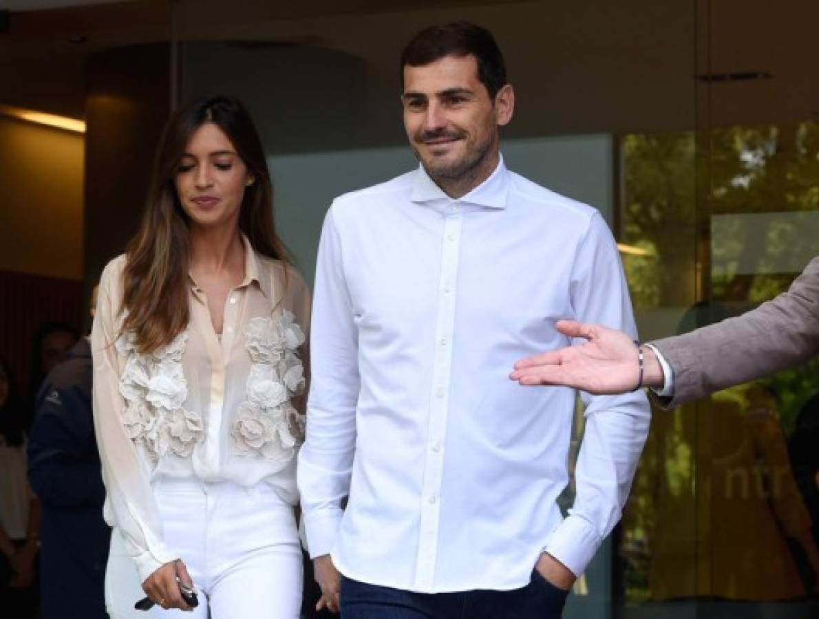 Porto's Spanish goalkeeper Iker Casillas leaves a hospital with his wife Sara Carbonero in Porto on May 06, 2019 after recovering from a heart attack. - The 37-year-old, who has 167 Spain caps and played more than 500 games for Real Madrid, suffered what the Portuguese club called an 'acute myocardial infarction' during training on May 2. (Photo by Miguel RIOPA / AFP)