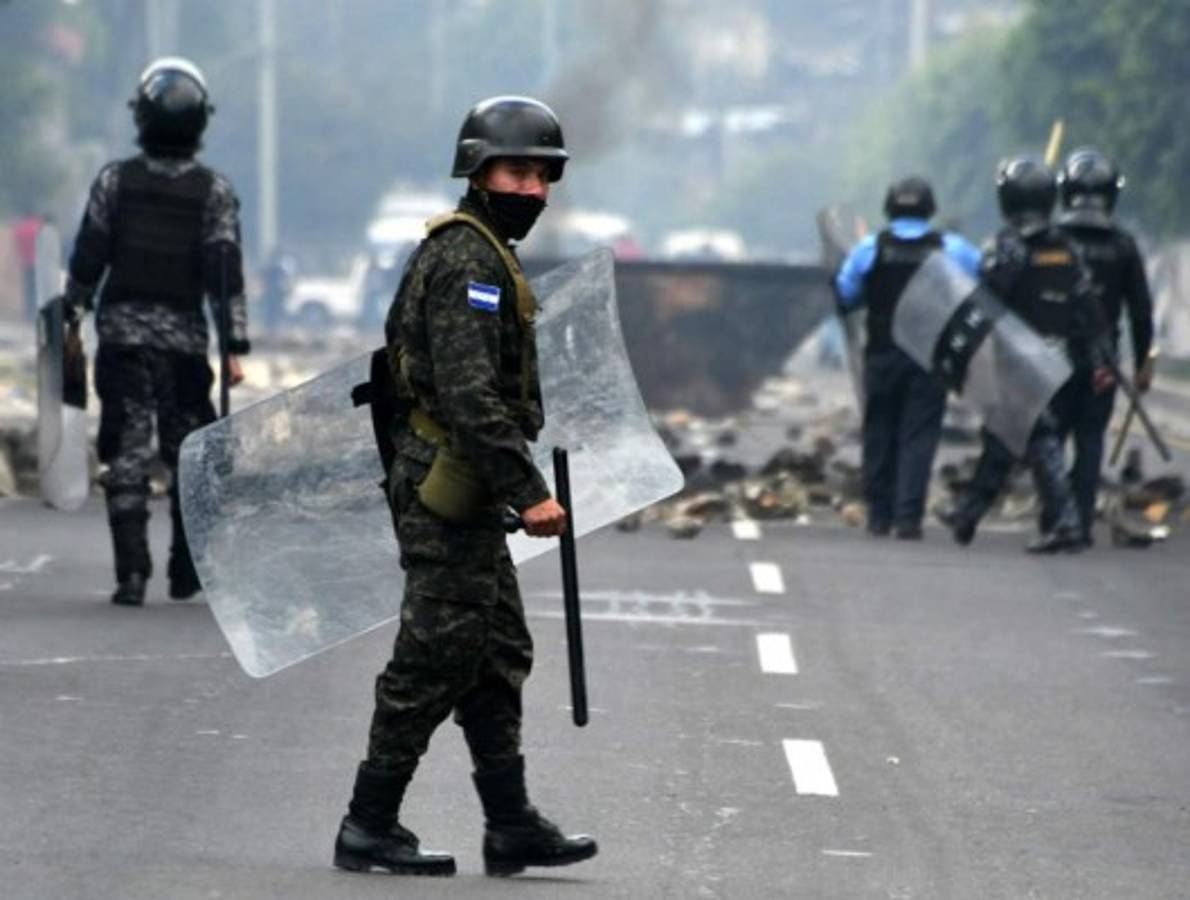 EN FOTOS: Carreteras tomadas y autos incendiados, así está Honduras este viernes