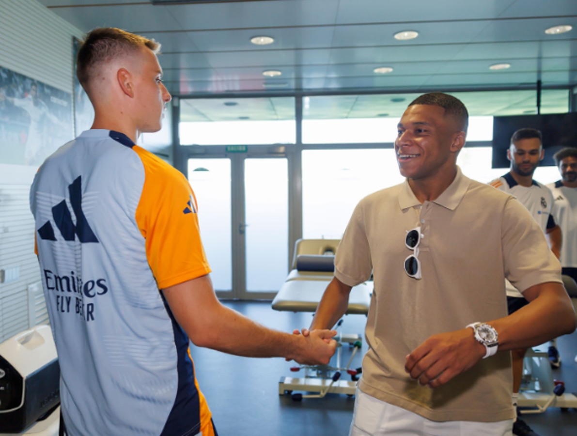 Mbappé con sus nuevos compañeros del Real Madrid: abrazo de Ancelotti, las risas y los mensajes de bienvenida