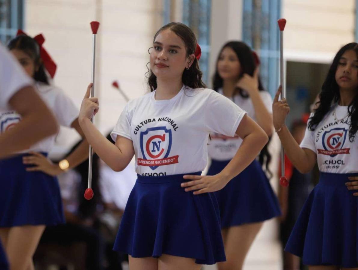 ¿Quién es la palillona de rojo? Hermosas deleitan en los desfiles del 15 de septiembre en Honduras