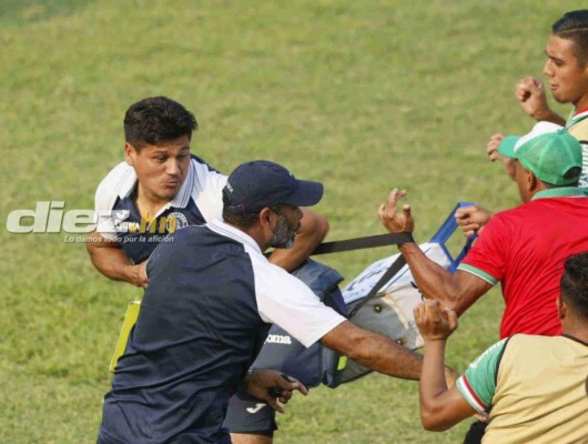 EN FOTOS: La lluvia de golpes y patadas entre técnicos de Marathón y Motagua