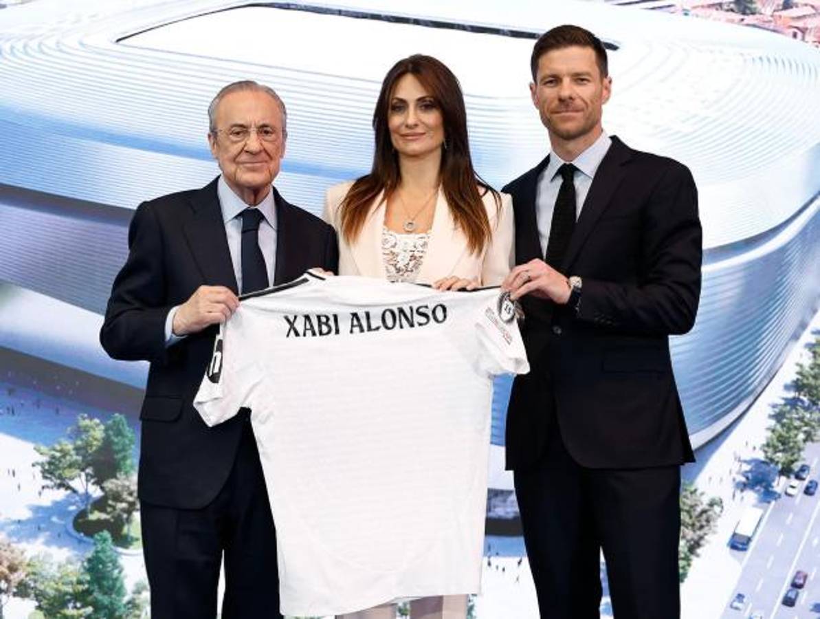 Así fue presentado Xabi Alonso como nuevo técnico del Real Madrid: acompañado por su esposa y el contrato que firmó