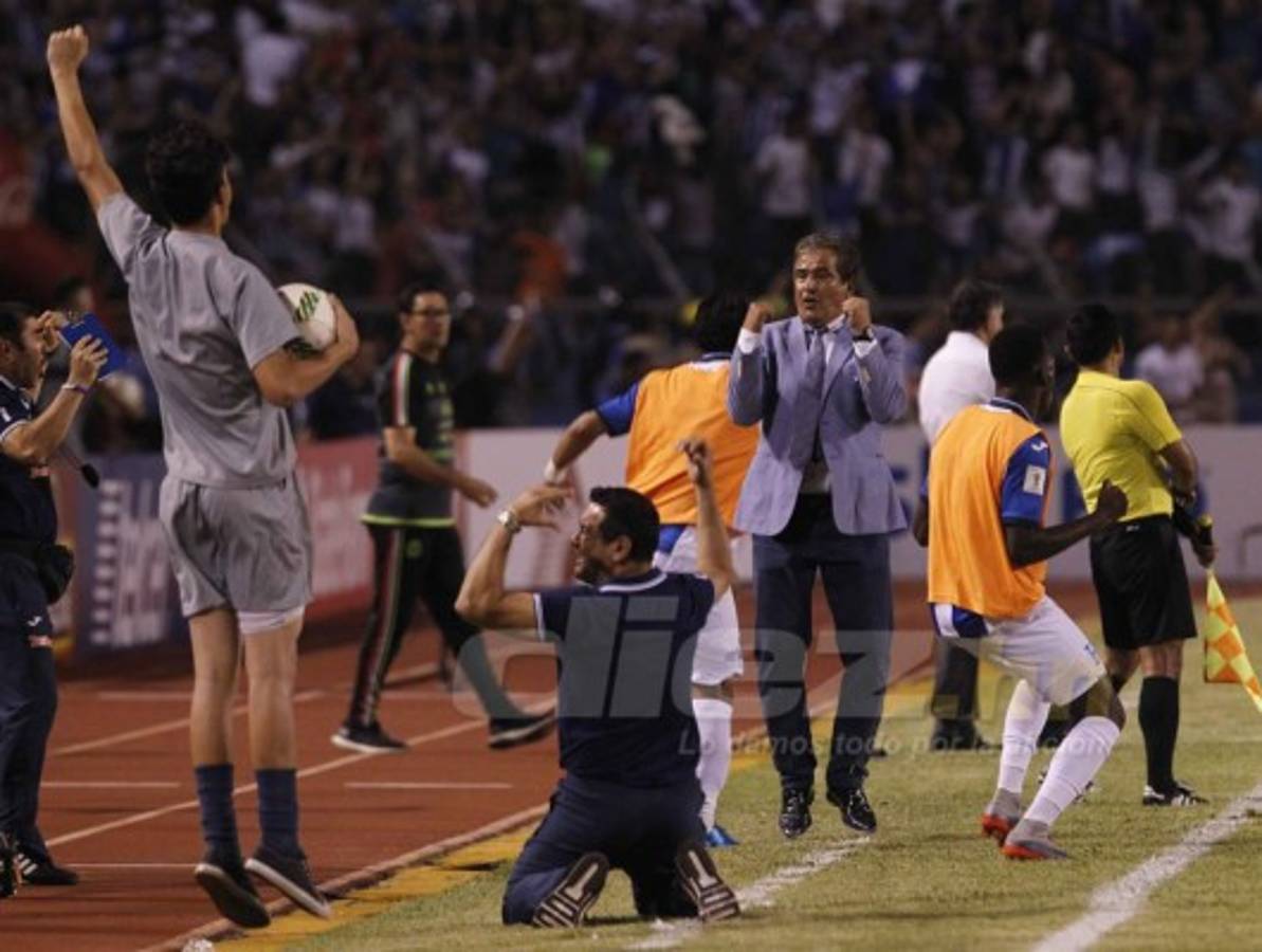 CURIOSAS: Espontáneos en el estadio Olímpico y flores para México