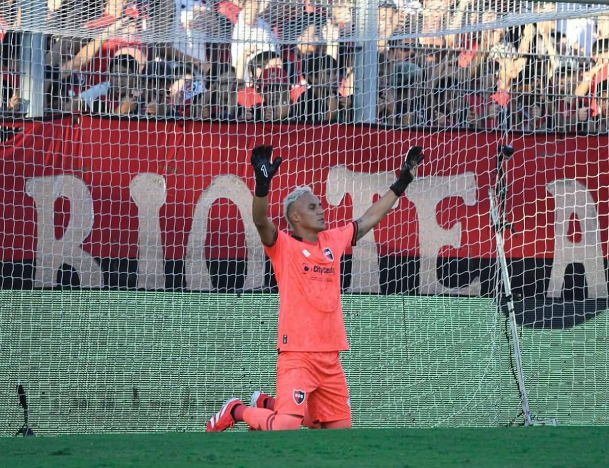 Keylor Navas se lució en su debut con Newell’s en Argentina: recibió premio y espectacular postal con la afición