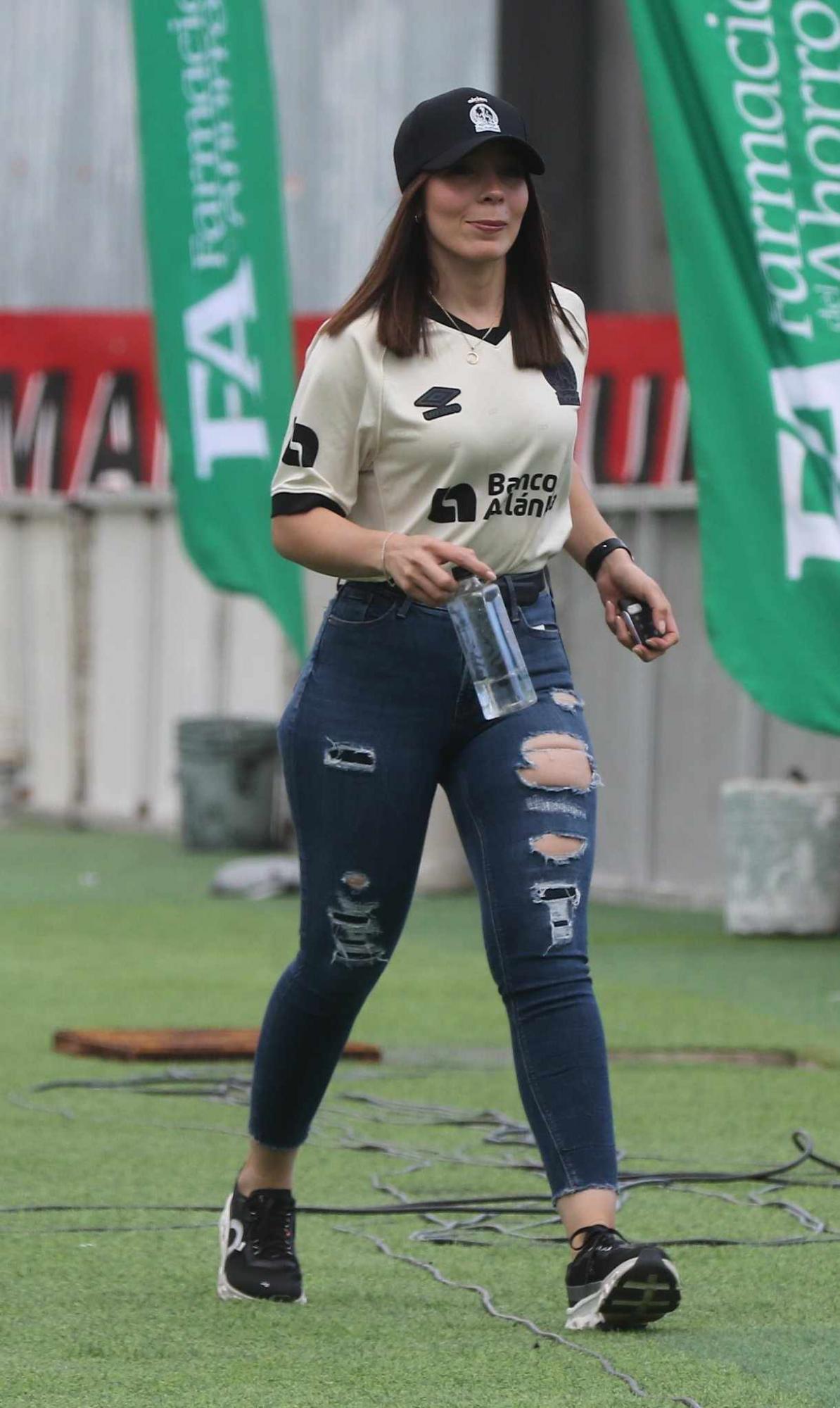 ¡Belleza sobresale en el Nacional! Olimpia y Marathón juegan, pero ellas se llevan todas las miradas en el clásico